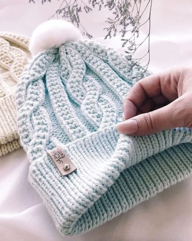 Описание шапочки спицами ❄️