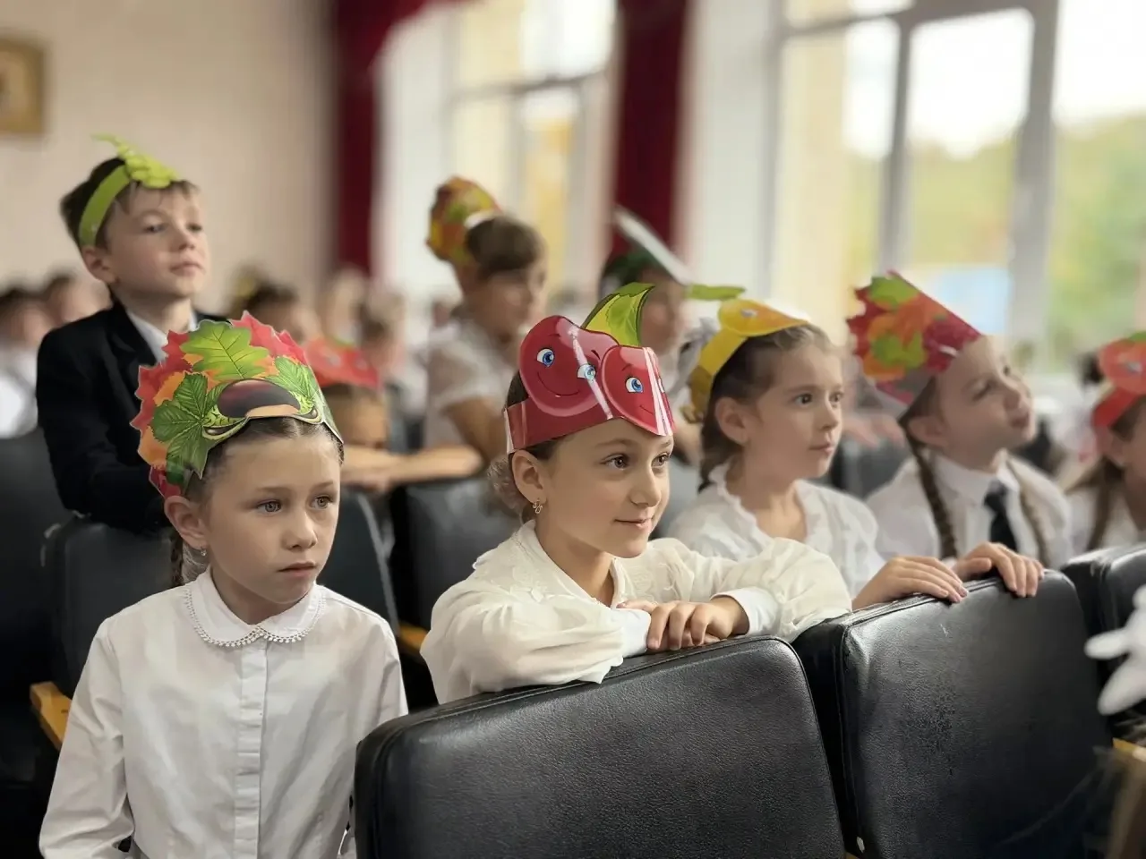 Сегодня в нашей школе прошел праздник « Золотая осень» в начальных классах. Осень 🍂- у...
