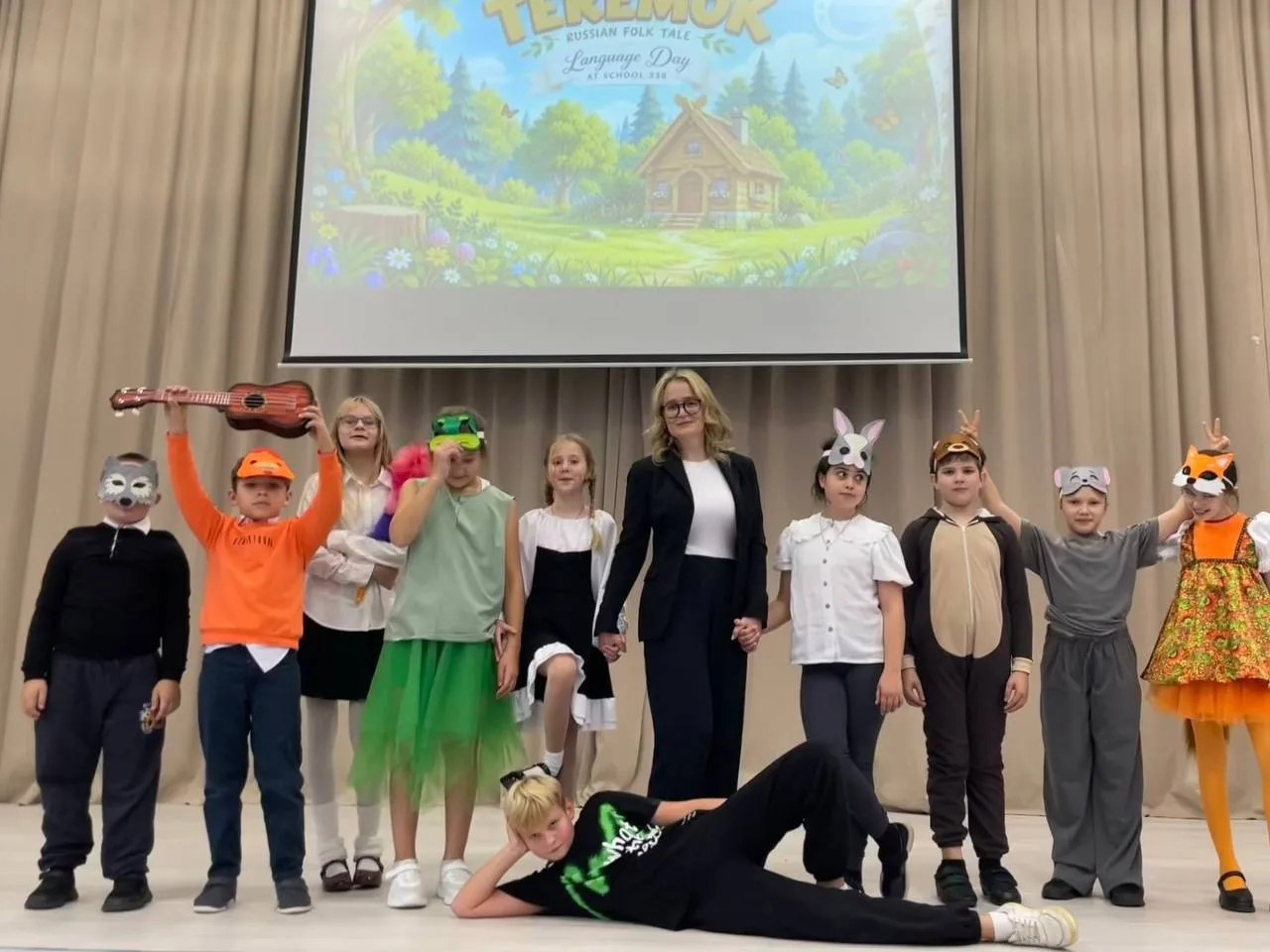 🎭 Дебют 4Б класса: «Теремок» на английском