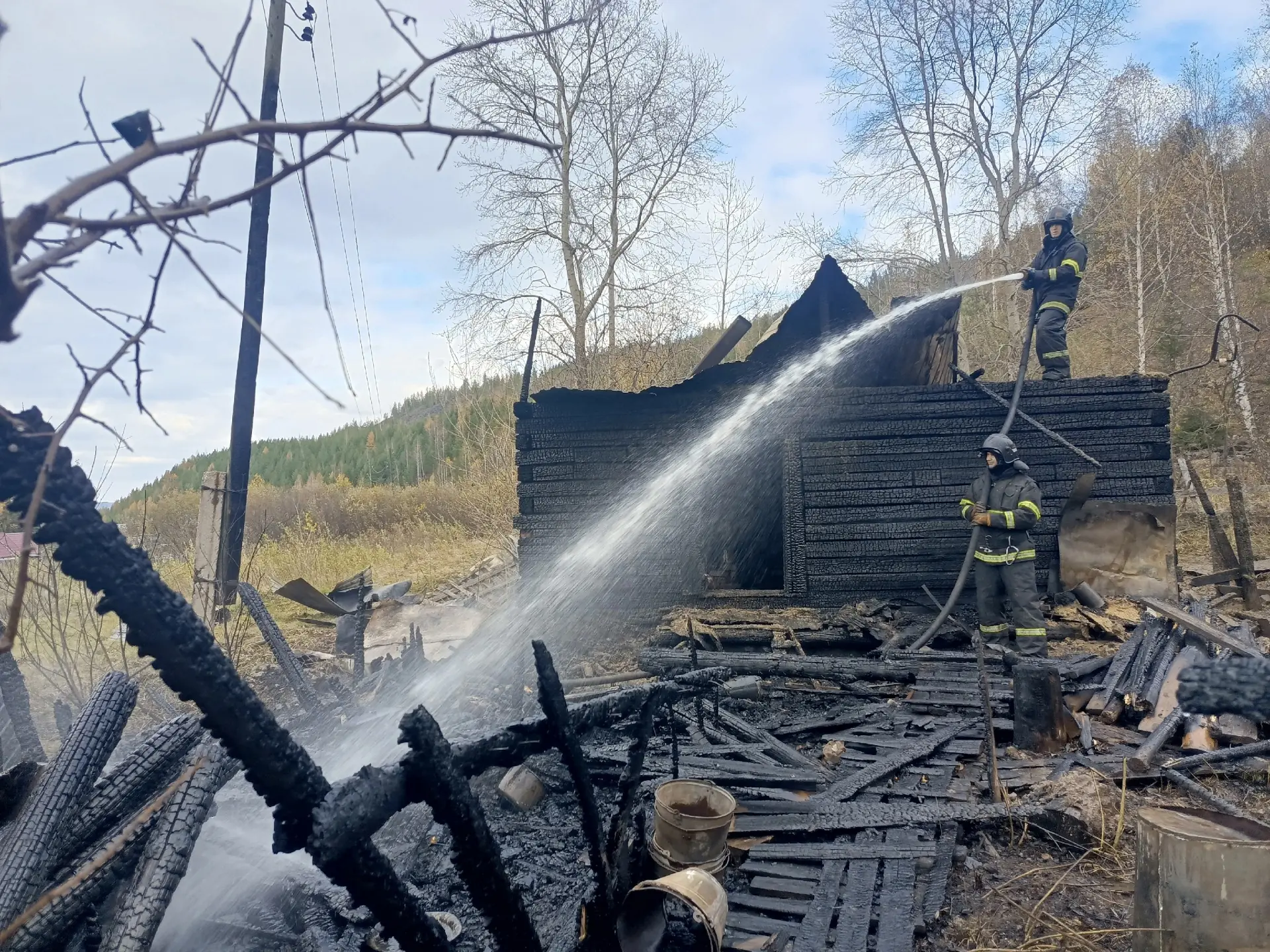 В БАКАЛЕ ПРИ ПОЖАРЕ ПОГИБЛА СОБАКА И ЕДВА НЕ СГОРЕЛ ДОМ