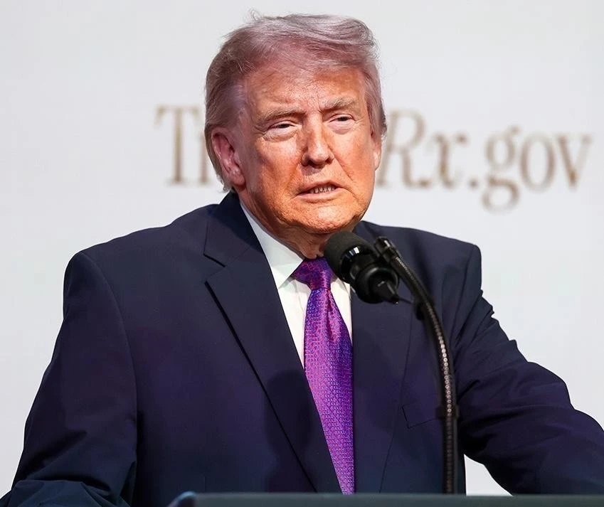 Украине пора назначить нового президента, заявил Трамп