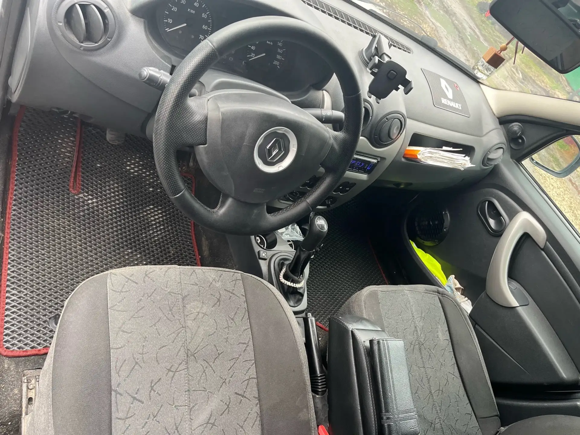 Renault Logan 2015 года, белого цвета, с пробегом 170 000 километров, объемом двигателя...