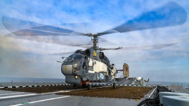 Экипажи Ка-27 морской авиации Балтфлота отрабатывали навыки посадки на палубу корвета «...