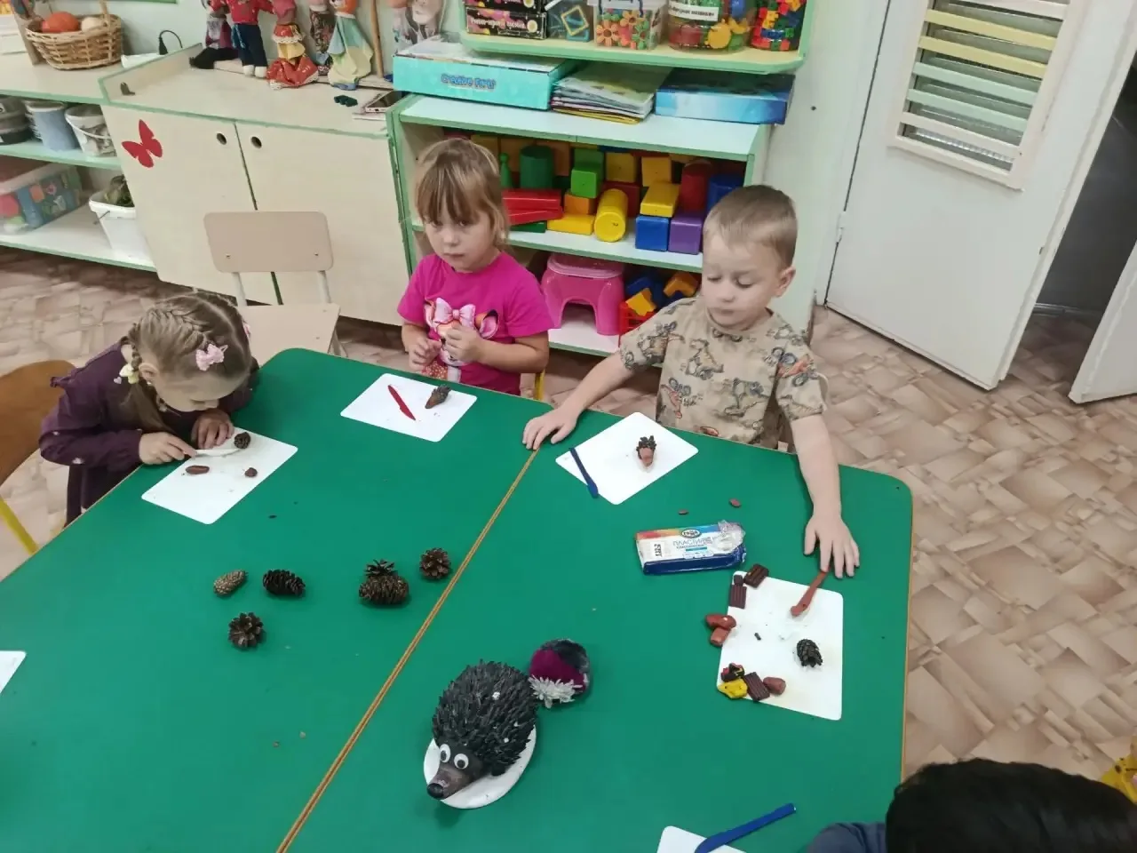 Настоящая лесная сказка: коллективная работа 12 группы «Ёжики в лесу» 🍂🦔