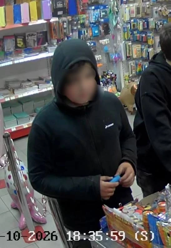 09.10.2026г. в магазин зашли 3 подростка, один начал с полок все брать и передавать сво...