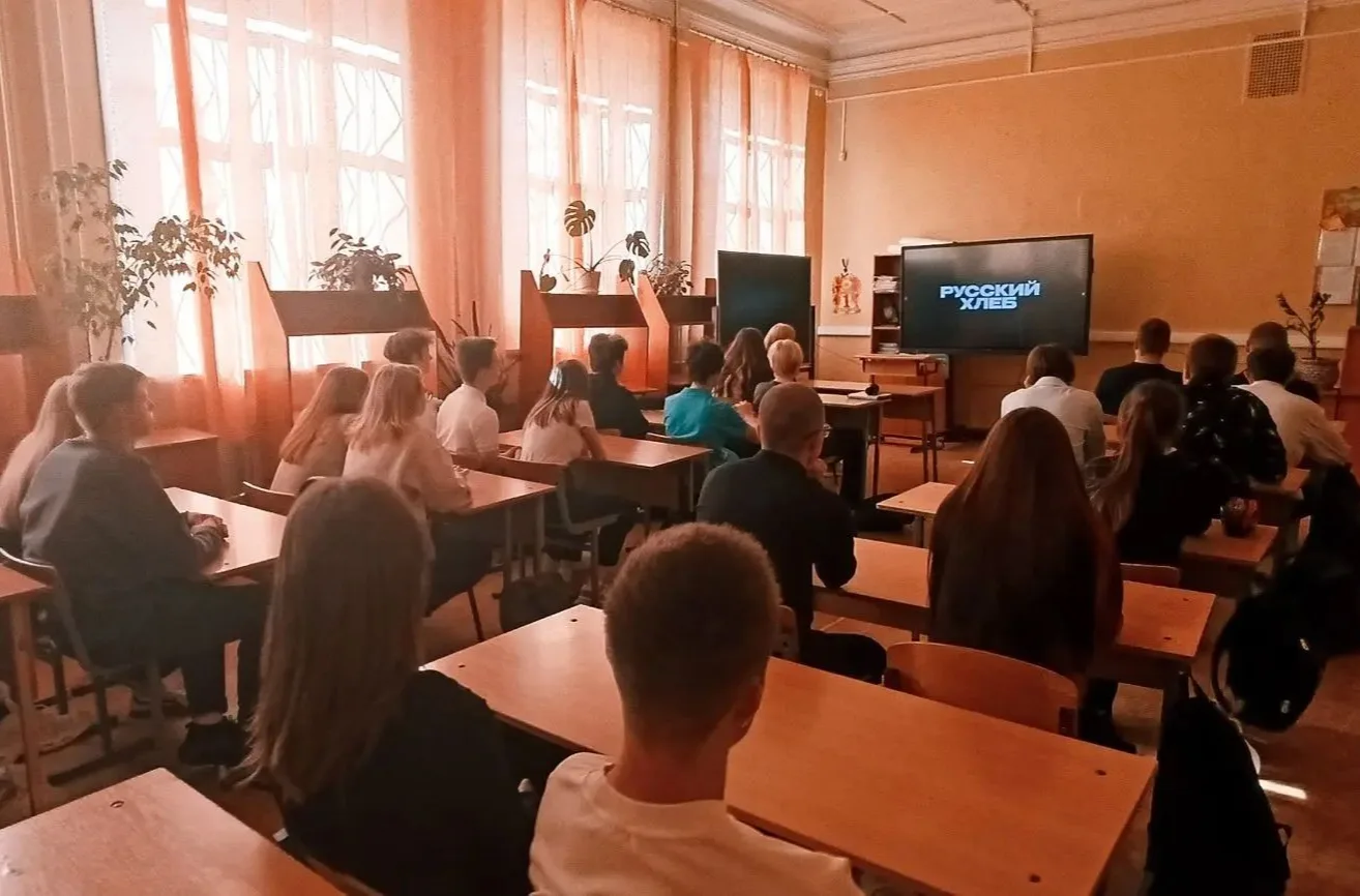 В 5 - 11 классах проходят классные часы "Цена хлеба: от истории к современности", посвя...