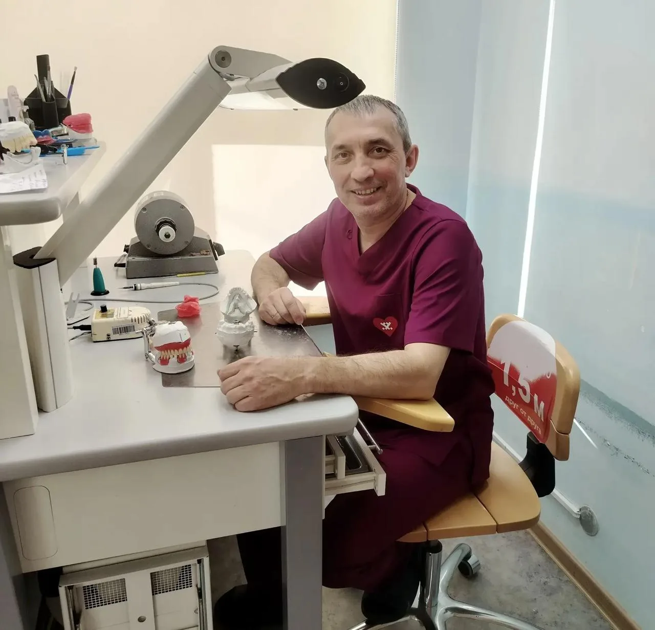 🦷 Салехардский зубной техник 30 лет возвращает людям улыбки