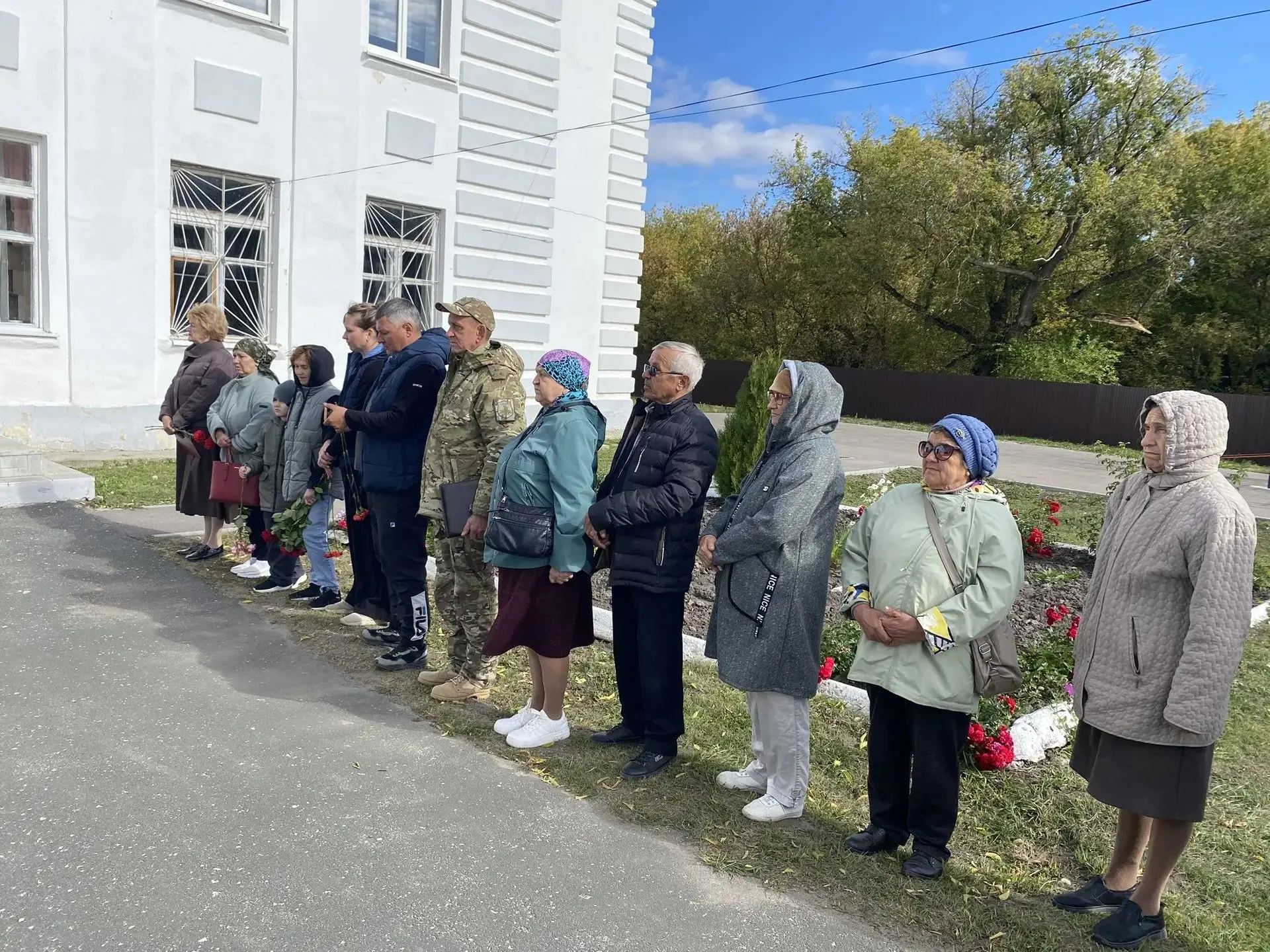 В Нижней Чернавке открыли на фасаде школы мемориальную доску Александру Калашникову