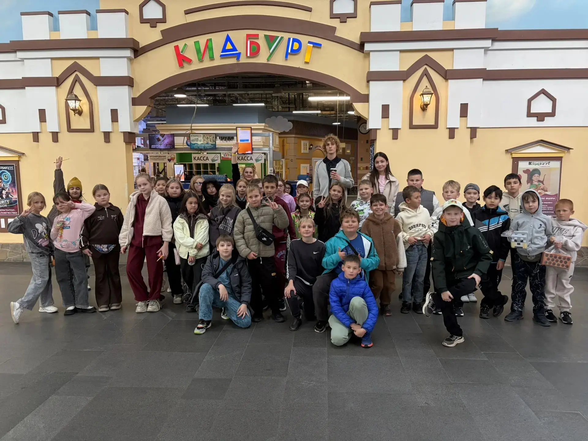 8 октября ученики 3 «Б» и 4 «Б» классов Яхромской школы № 2 сменили привычные школьные ...