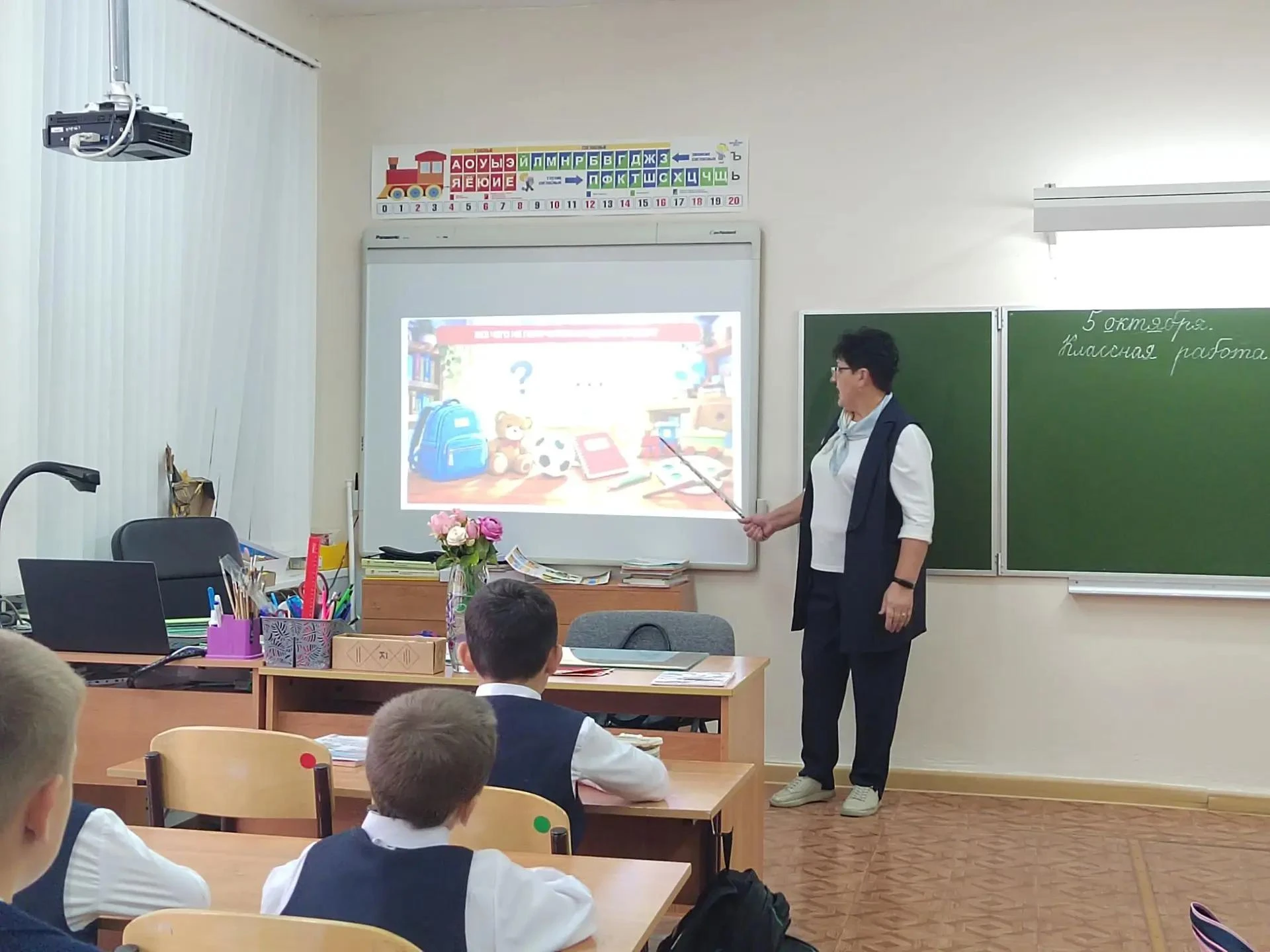 По традиции рабочая неделя в нашей школе начинается с поднятия флага и исполнения гимна...