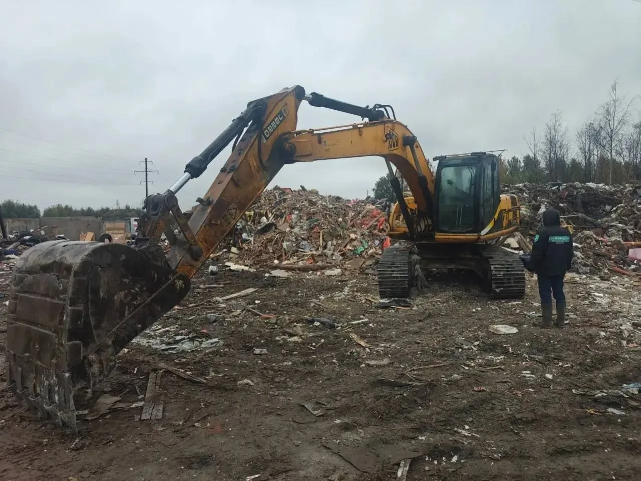 Рядом с Кудрово снова накрыли нелегальную свалку