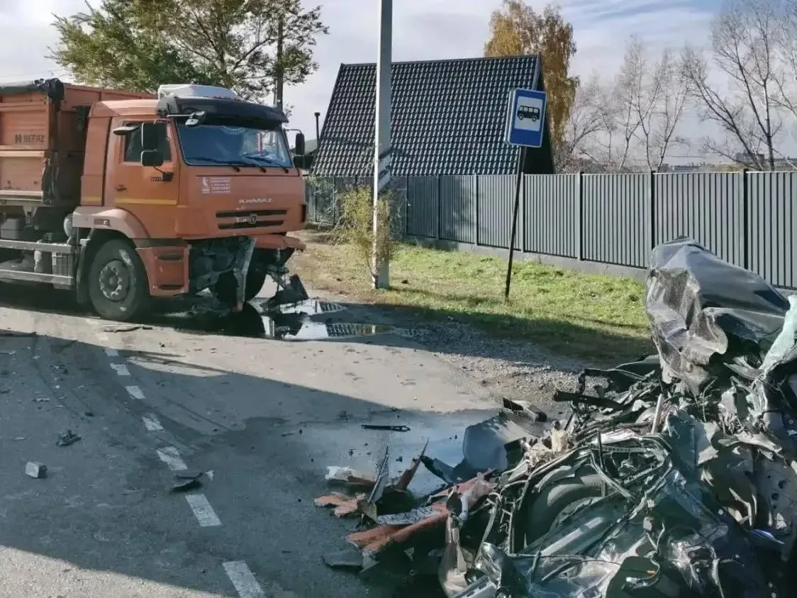 Авария с грузовиком в Заречной части Бийска