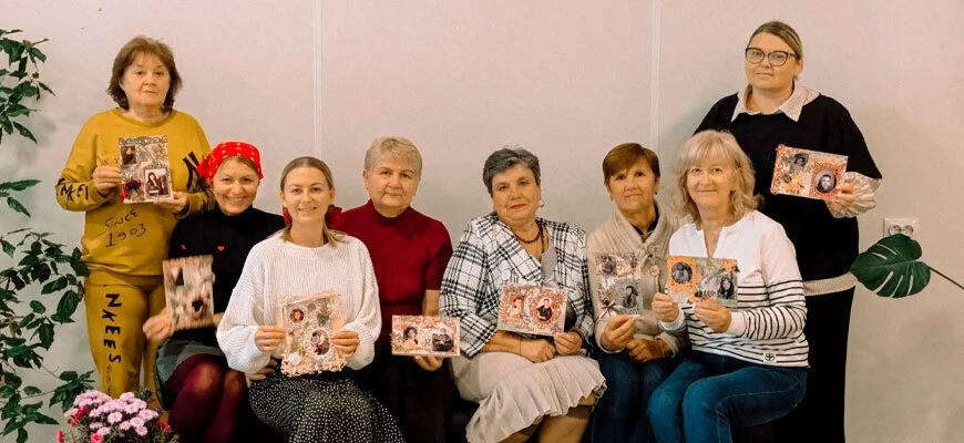 В клубе сельского ДК хутора Северный собрали открытки из фотографий и осенних листьев
