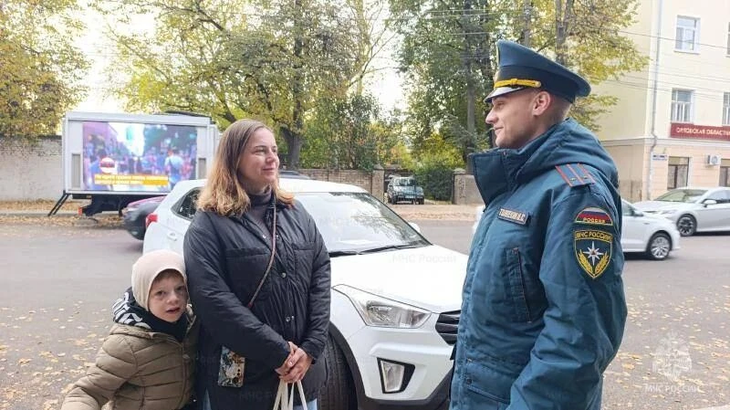 💻 В Орле сотрудники МЧС России напоминают жителям правила безопасности с помощью компл...
