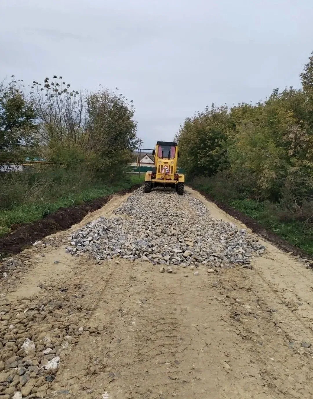🚧 Приятно видеть перемены: в с. Крестниково идёт ремонт улицы Молодёжной