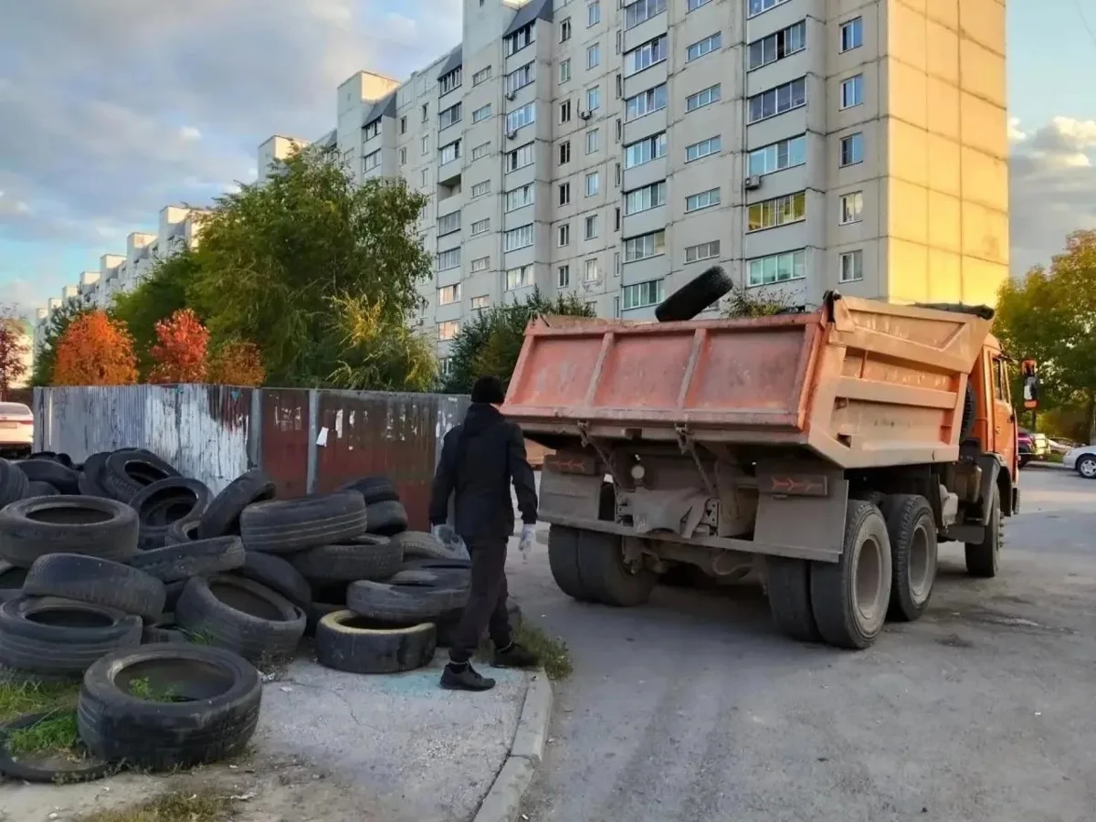 В Новосибирске вывезли около 2000 покрышек с территорий двух жилмассивов