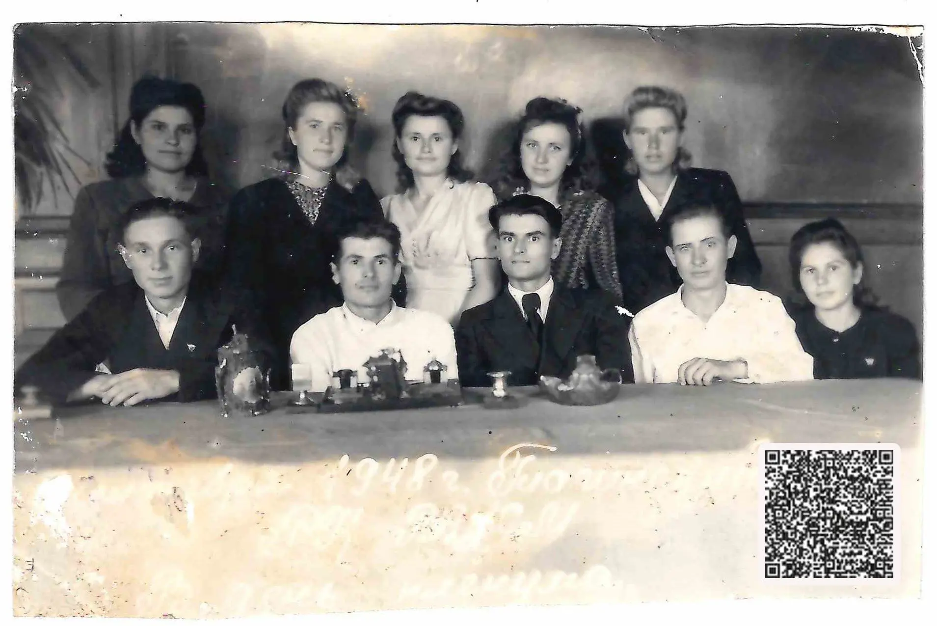 📰 На этом снимке — заседание райкома комсомола в далёком 1948 году. Чёрно-белая фотогр...