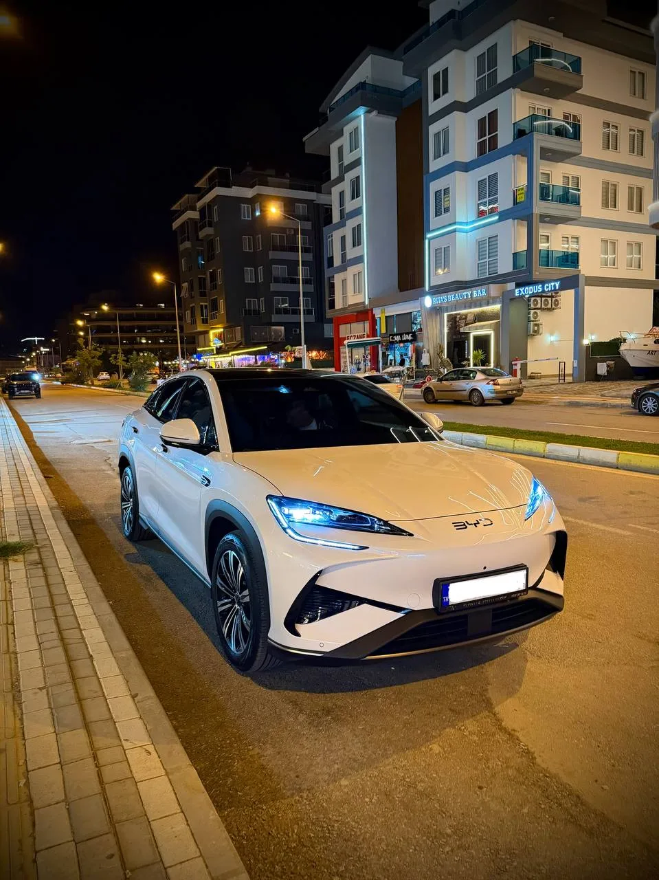 🔥 Стильный автомобиль в свете городских огней — отдельный вайб 😎