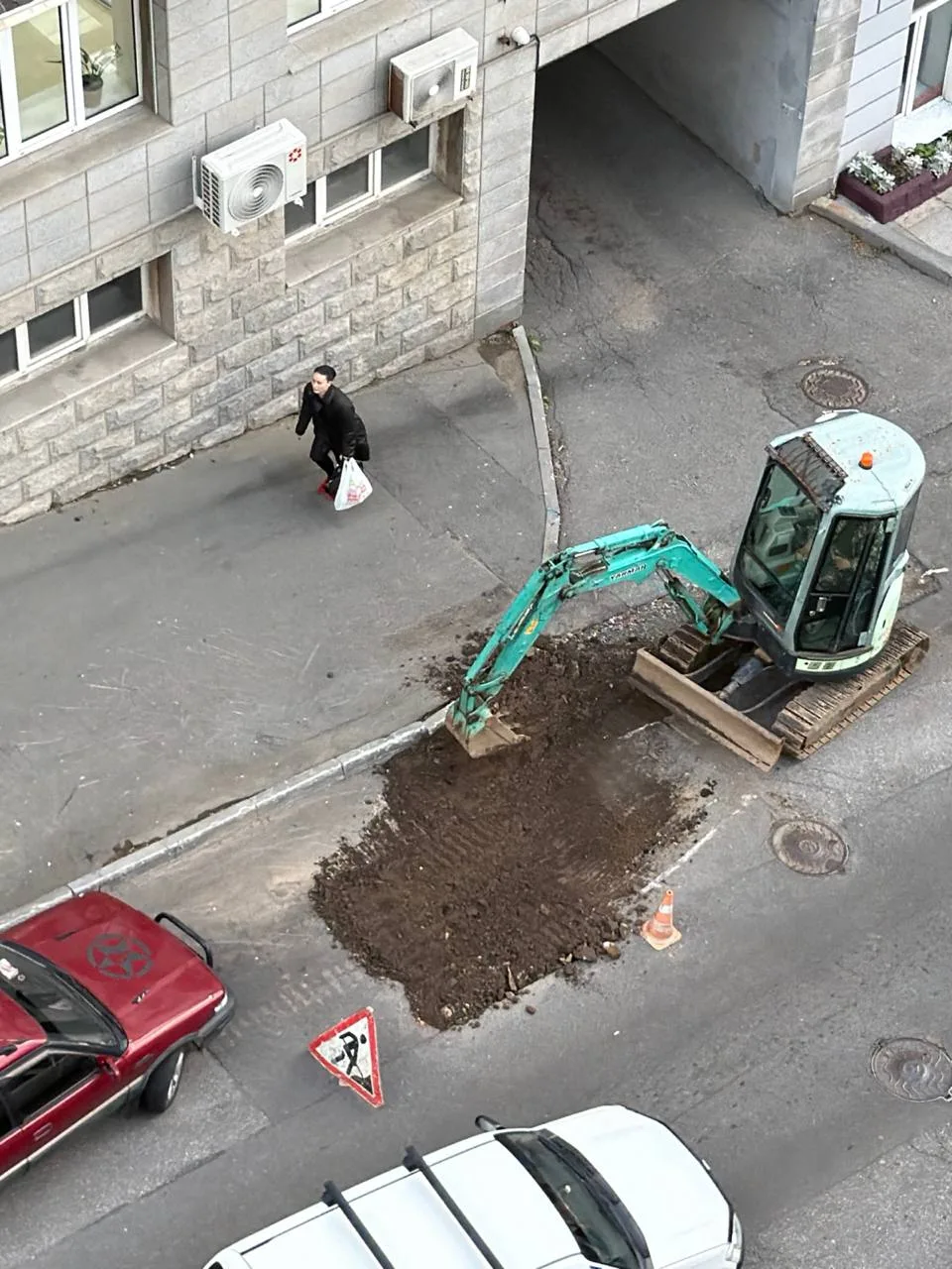 «На Тигровой яму засыпают просто землей, не щебнем. Это новые технологии? До дождя в во...