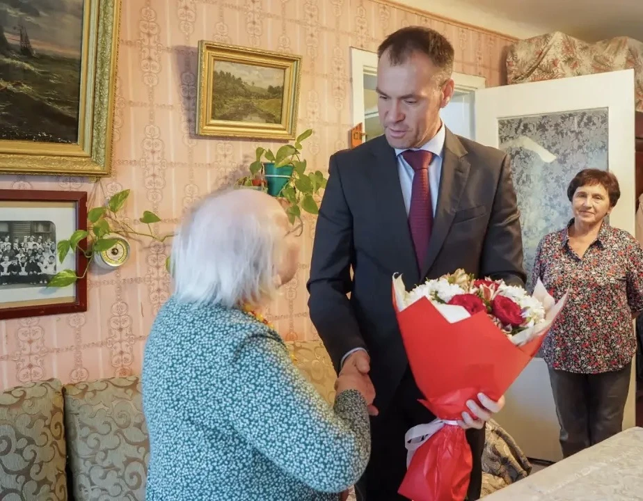 Поздравил Алевтину Алексеевну Лукьянову со 101-летием.