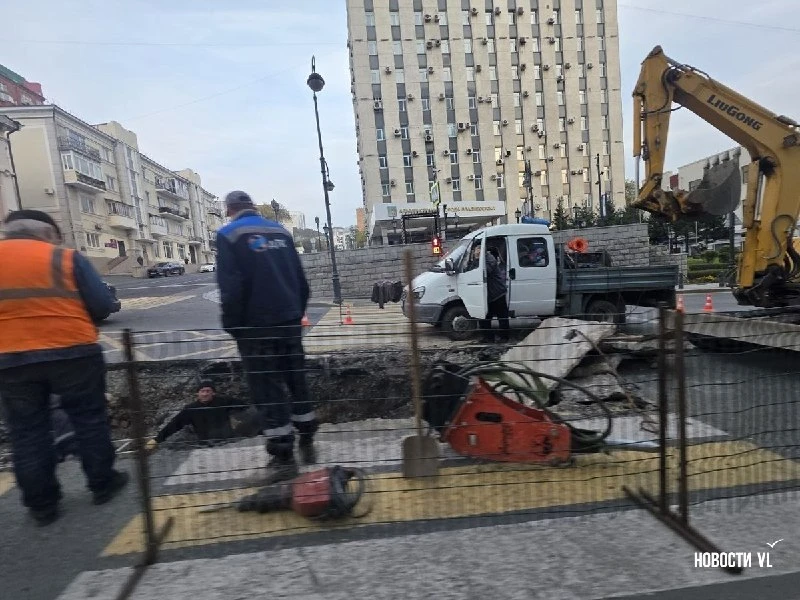 На Океанском проспекте из-за раскопок перекрыли две полосы.