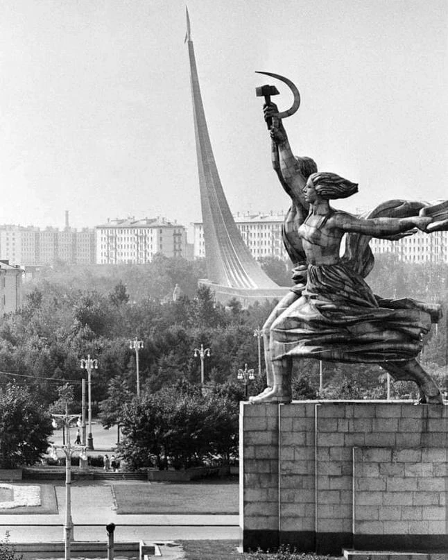 Скульптура Рабочий и Колхозница, 1975 г. 🗿