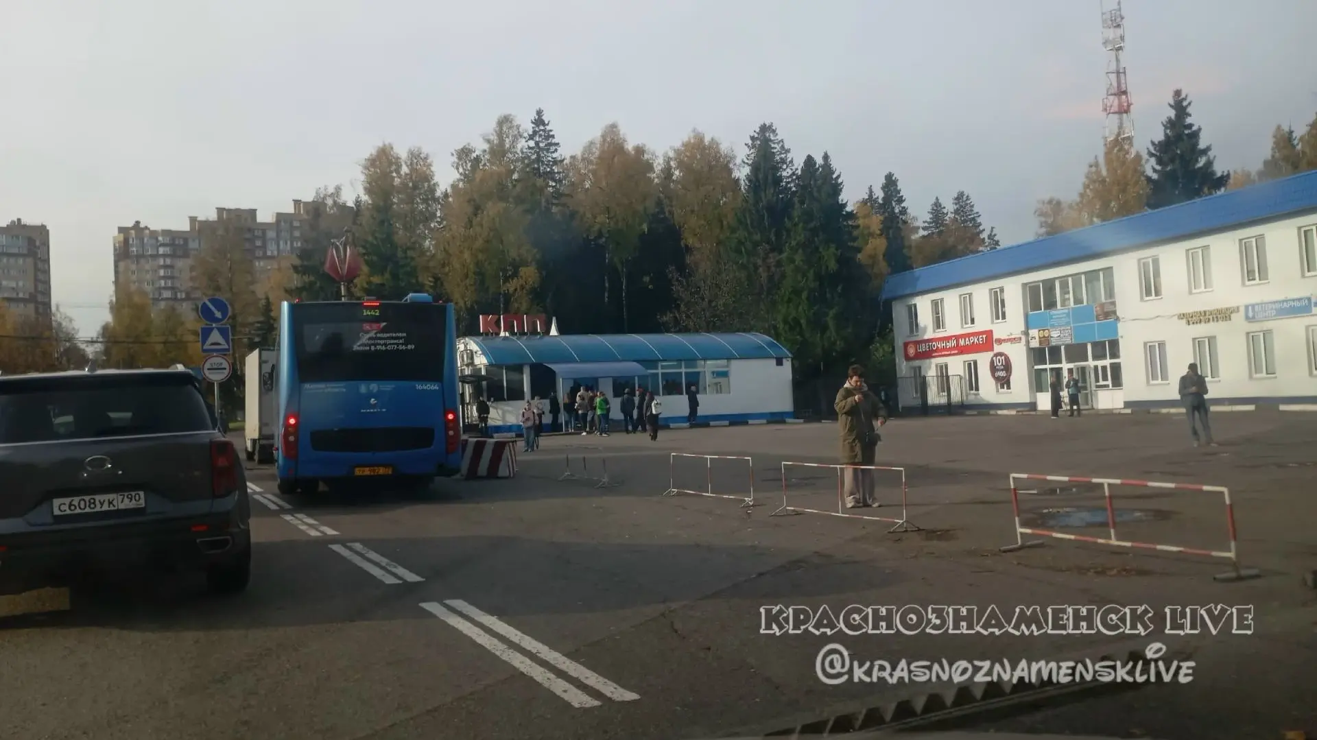 По какой причине закрыта парковка у КПП-1? Сколько еще времени будет собираться пробка ...