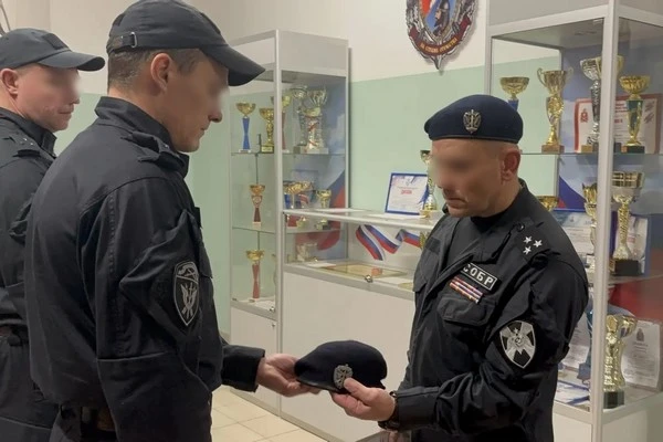 🤝 В Вологде молодым сотрудникам СОБР в профессиональный праздник вручены береты