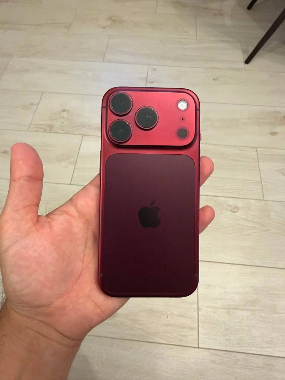 Бордовые iPhone 18 Pro ВЫЦВЕТАЮТ — владельцы жалуются, что корпуса смартфонов постепенн...