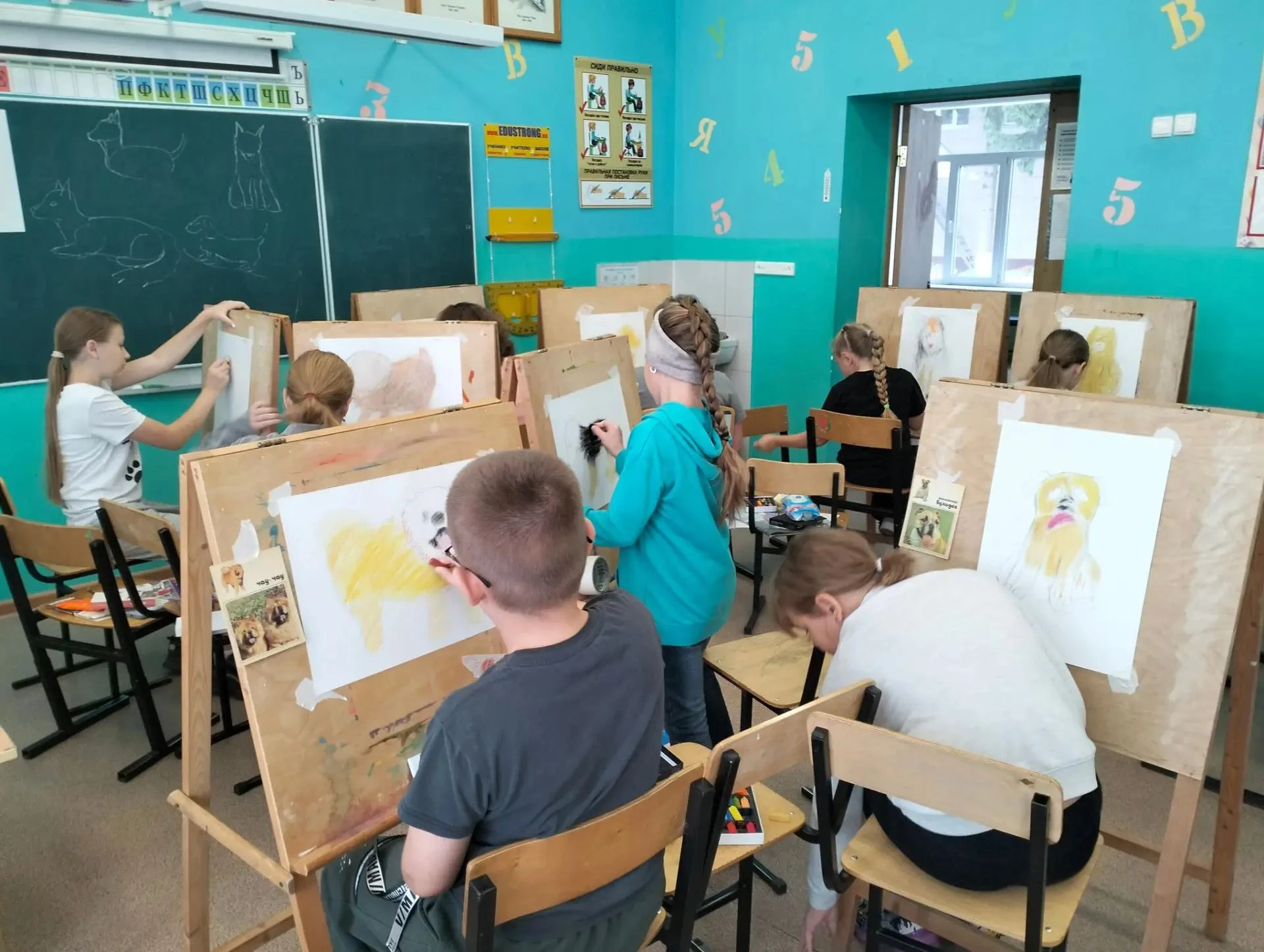Чау-чау, овчарка, французский бульдог, такса, колли, шпиц - каждый ученик изобразил наи...