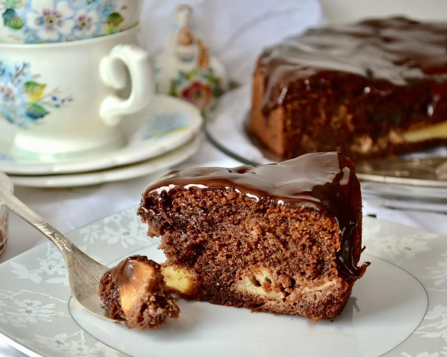 Шоколадный пирог с яблоками