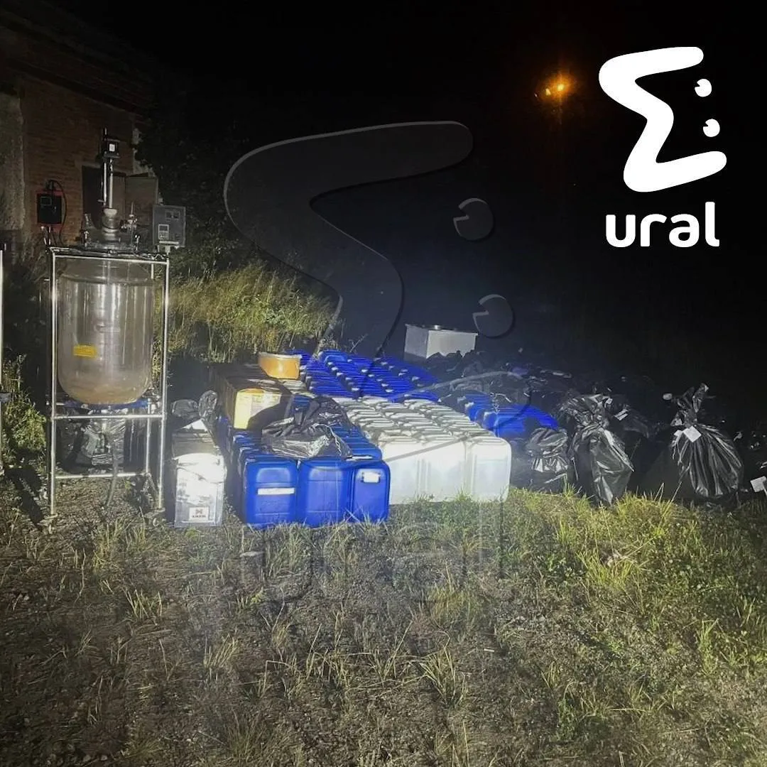 В Свердловской области силовики ликвидировали нарколабораторию и изъяли 263 кг синтетич...