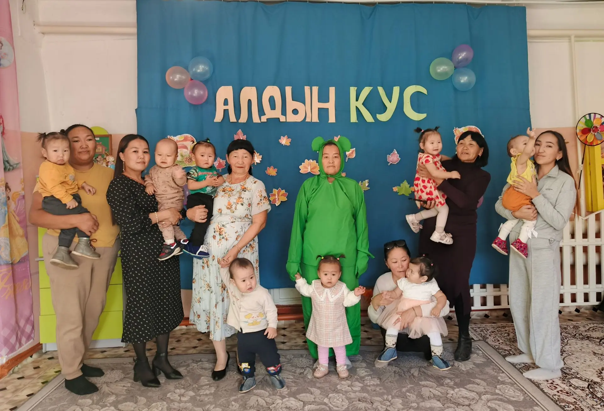 Сегодня первой группе раннего возраста было проведено утренник «Золотая осень».
