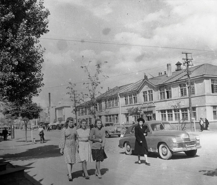 На улице им. В. И. Ленина. г. Южно-Сахалинск. 1950 г. Фотограф Л. Портер.