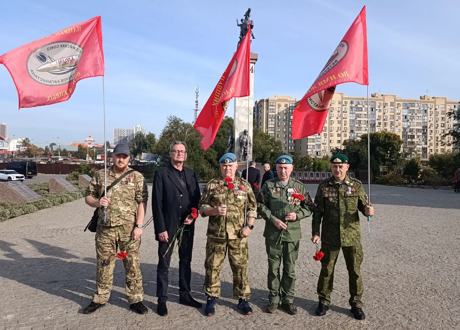 С руководителем делегации Морозовым Владиславом Юрьевичем возложили цветы в честь побед...