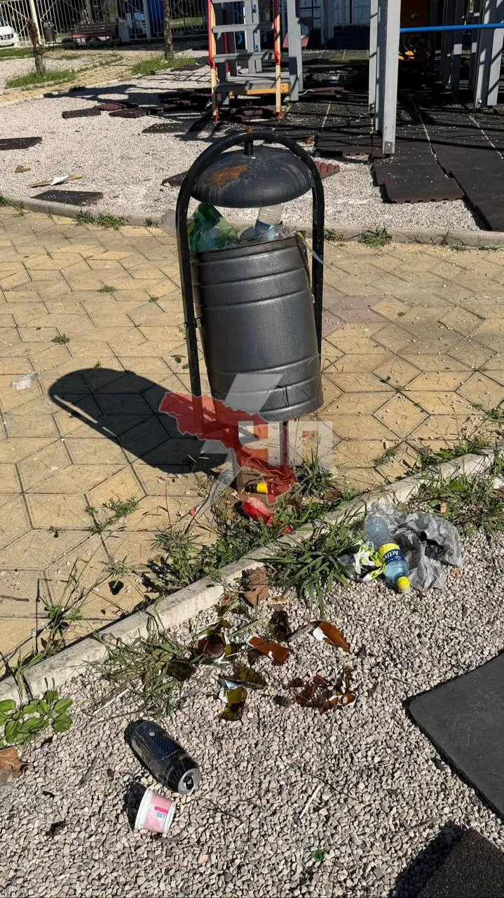 ⚡️ Мусор и разбитое стекло разбросаны на детской площадке в районе Кемпинга, сообщила ж...