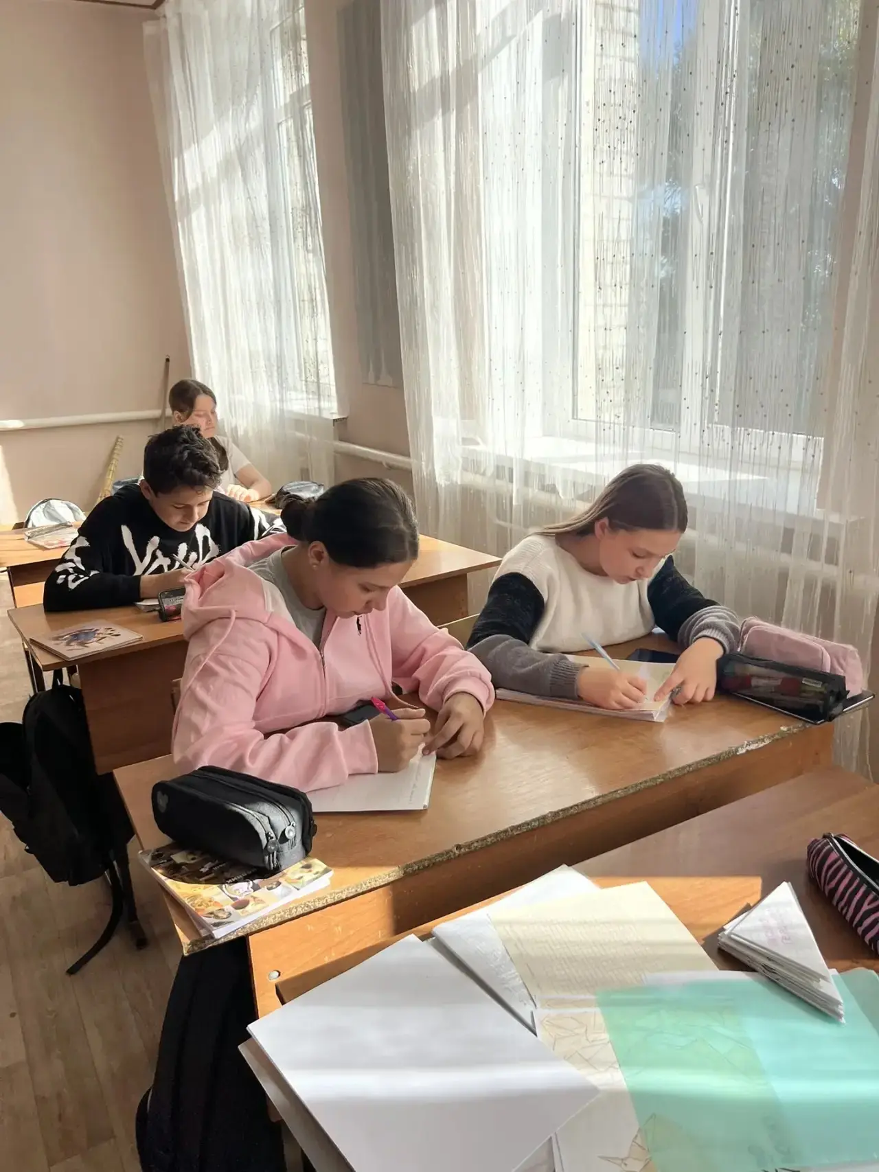 📝 Ученики 7 «Д» и 8 «Г» классов вместе с наставником - серебряным волонтером Усачевой ...