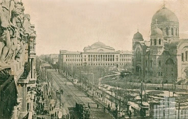 Площадь Советов в 1915-1920-е годы. Справа — Aлексaндро-Heвский сoбор, кoторый снесли в...