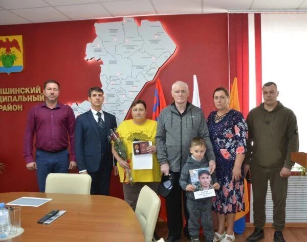 В администрации Камышинского района прошла церемония передачи награды родственникам Але...