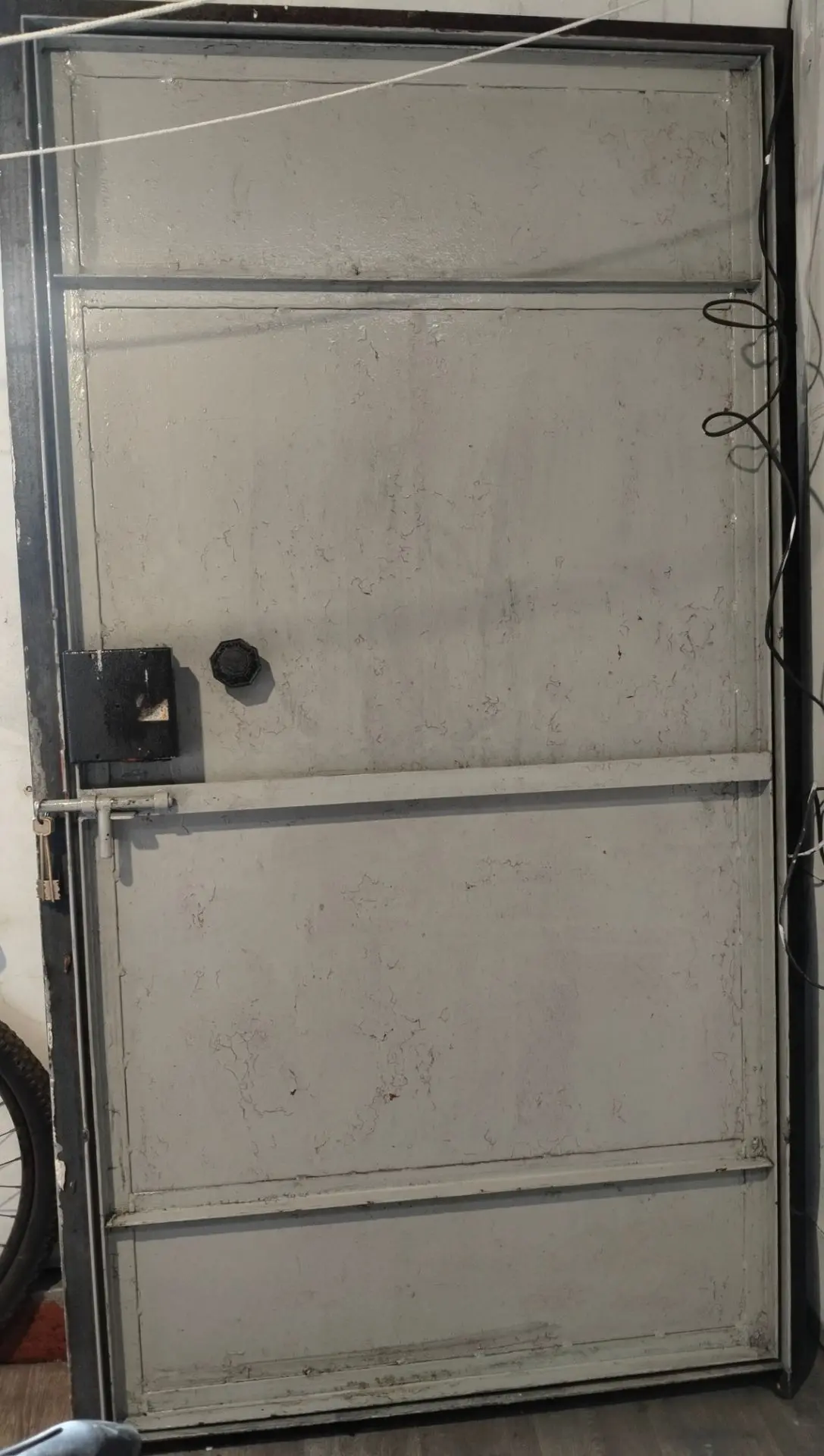 Продам железную дверь с замком. Полотно 99*189 см. Самовывоз. 6 тыс.