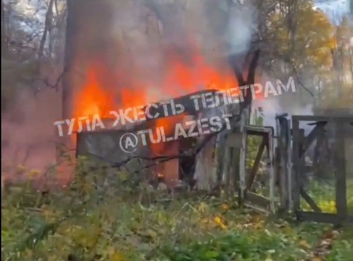 На Косой Горе в Туле горит старая постройка