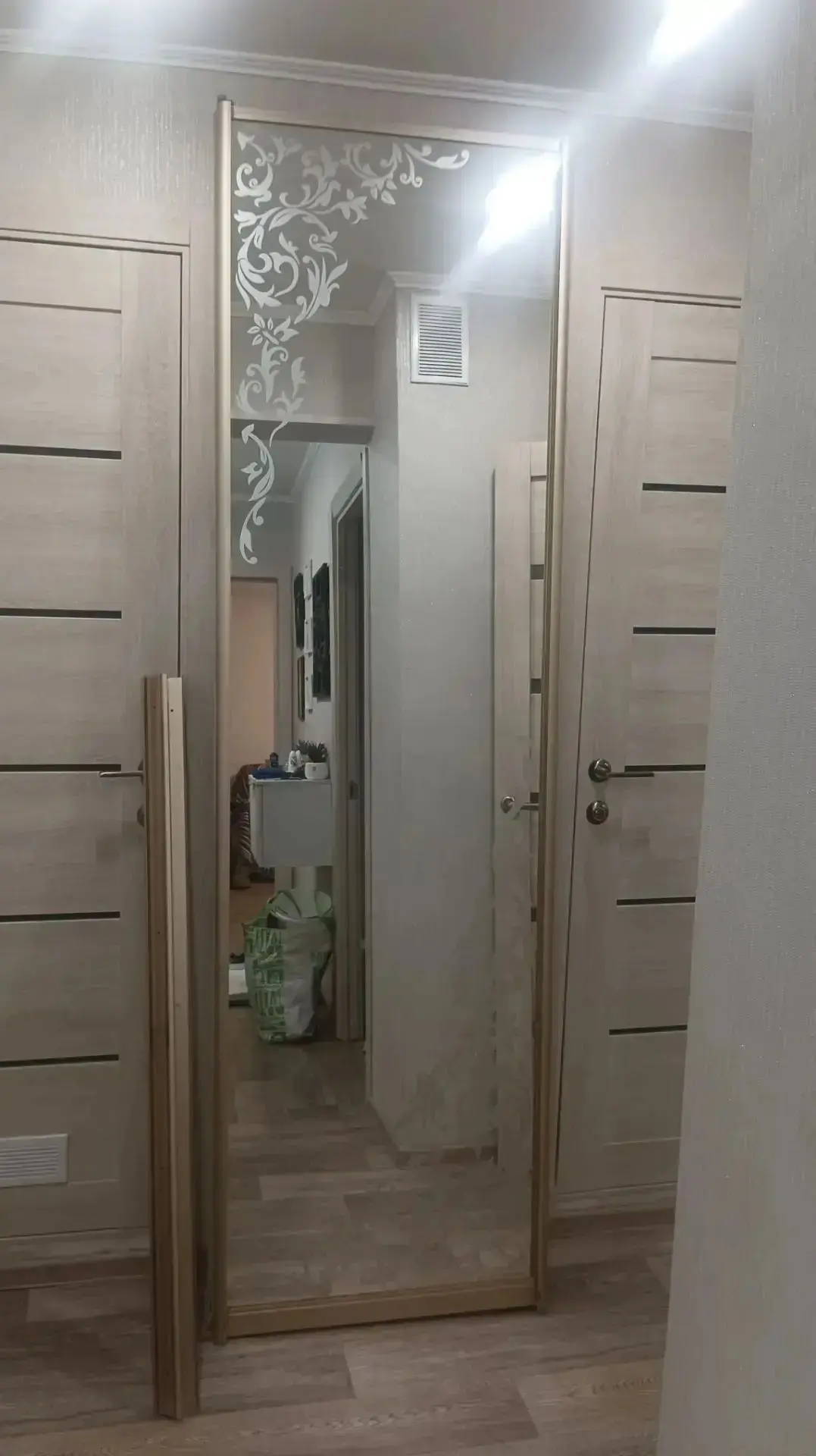 Отдам даром два фасада дверей размеры: ширина 1370 высота 2380 самовывоз . Писать в мак...