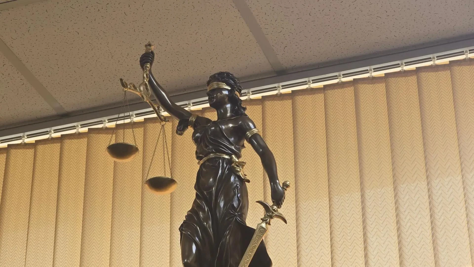 ❗320 часов обязательных работ за символику запрещенного движения: в Охе вынесли приговор