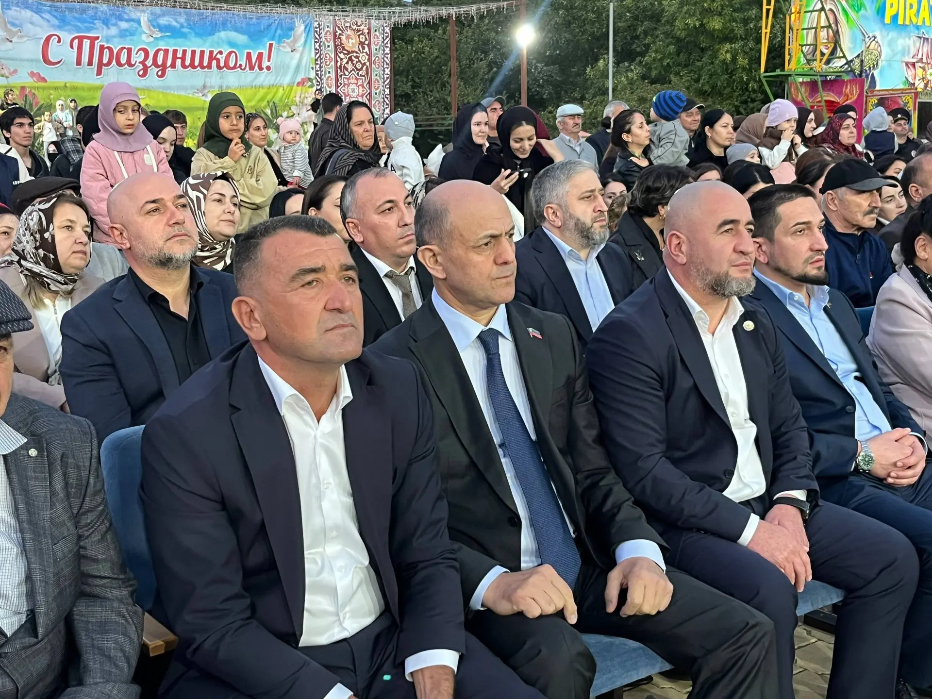 На городской площади проходит мероприятие, посвящённое Дню учителя. В числе гостей — гл...
