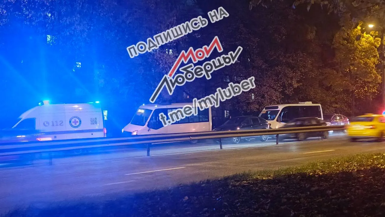 Массовое ДТП с двумя маршрутками и двумя легковыми автомобилями на Октябрьском проспект...