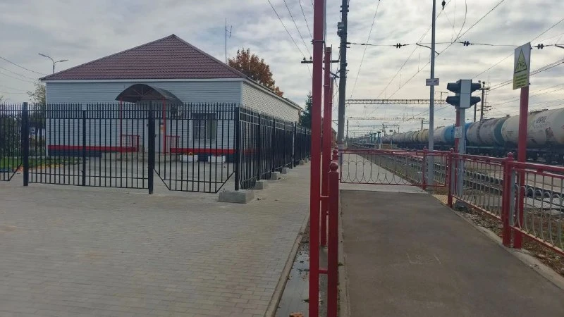 На трех подмосковных станциях обновили подходы и парковки.
