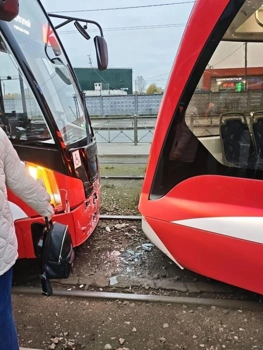 🚃 Два трамвая «поцеловались» на Зольной — да так, что у обоих разбиты стекла