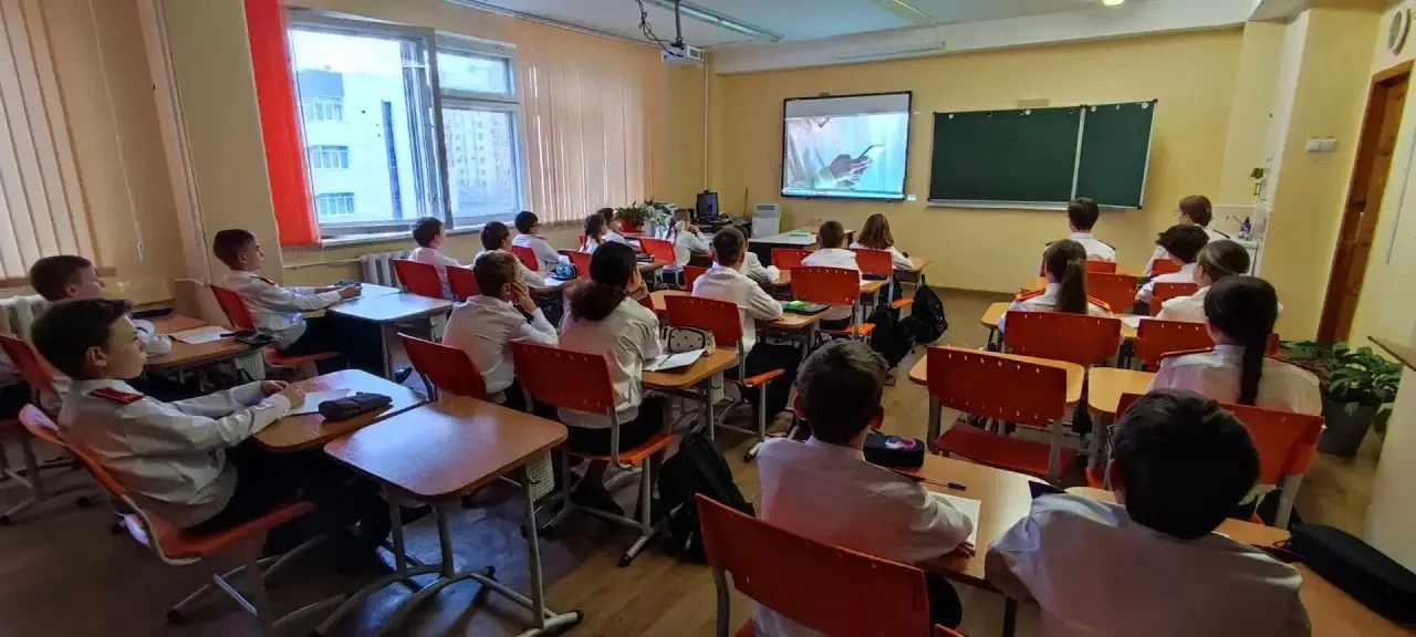 Новая учебная неделя — новые смыслы: в школе прошли «Разговоры о важном»