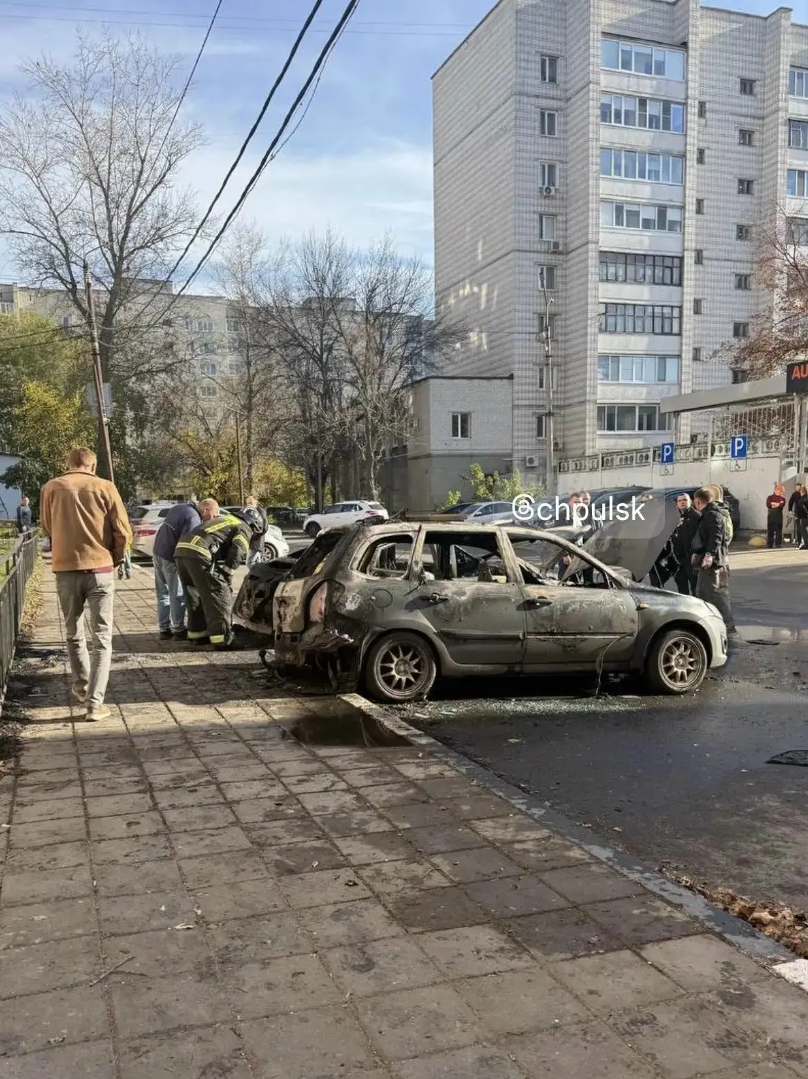 😰 Что осталось от сгоревших в переулке Робеспьера Hyundai Solaris и Лады Калины.