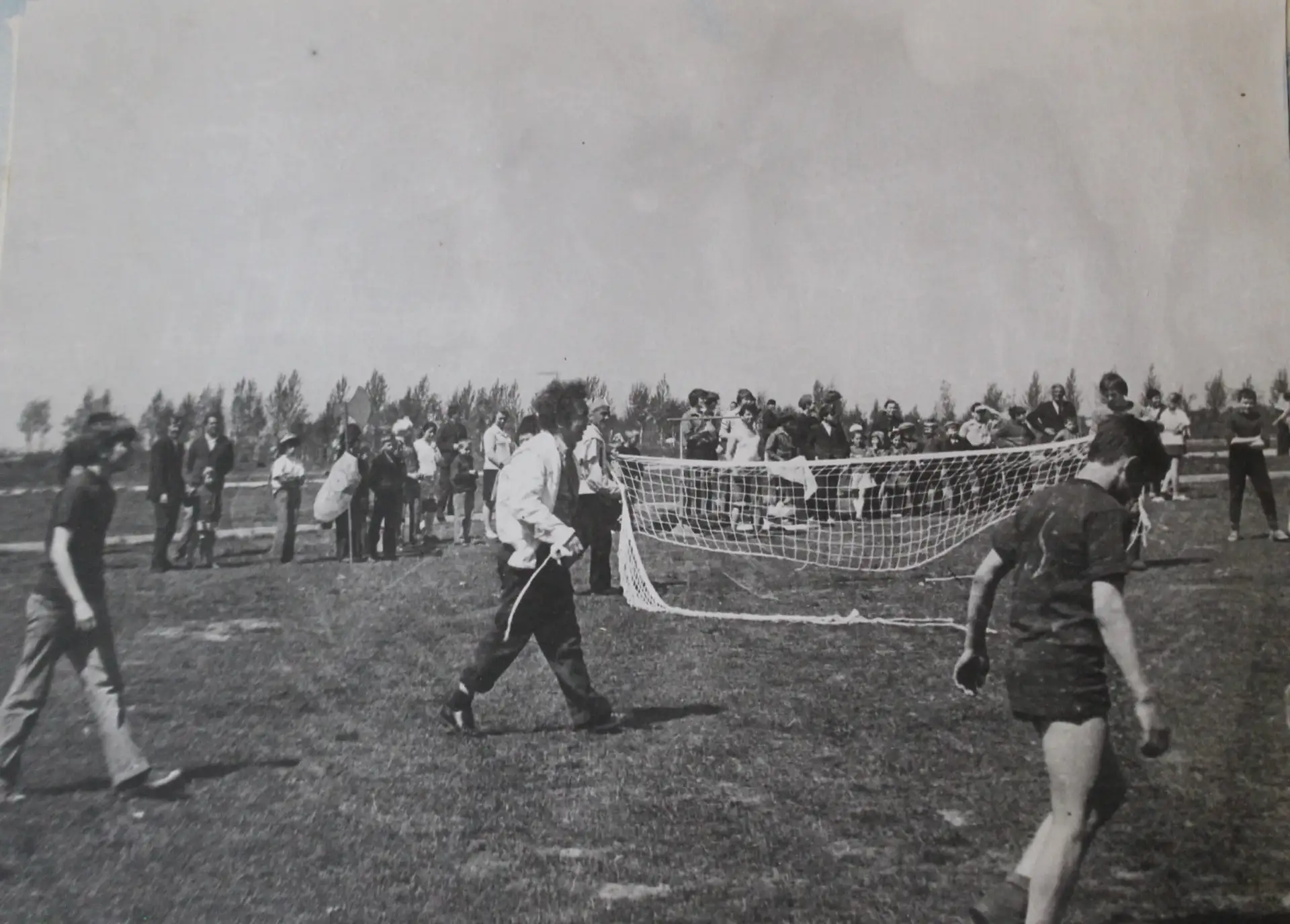Спортивные игры у Дворца пионеров. 1970-е годы.
